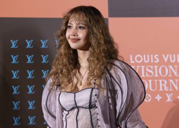 Лиса из BLACKPINK поделилась трогательными моментами с ставшим вирусным видео Monkey Punch в Японии.