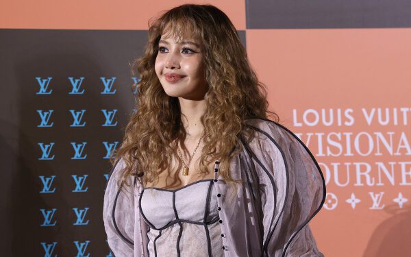 Лиса из BLACKPINK поделилась трогательными моментами с ставшим вирусным видео Monkey Punch в Японии.