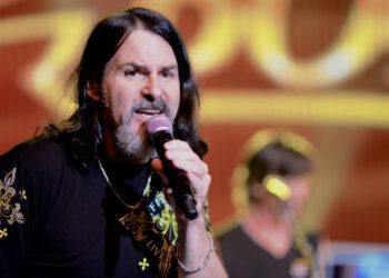 Певец из Бостона Томми ДеКарло скончался в возрасте 60 лет после того, как у него диагностировали рак мозга.