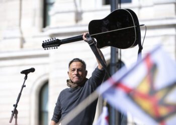 Брюс Спрингстин исполнил песню «Streets of Minneapolis» на митинге против «Королей».