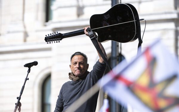 Брюс Спрингстин исполнил песню «Streets of Minneapolis» на митинге против «Королей». Брюс Спрингстин исполнил песню «Streets of Minneapolis» на митинге против «Королей».