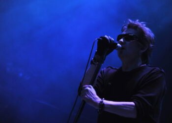 Брюс Спрингстин, Том Уэйтс и другие почтили память Шейна Макгоуэна трибьют-альбомом «20th Century Paddy».