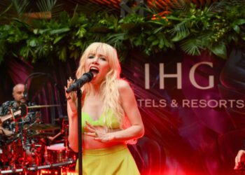 Карли Рэй Джепсен объявила о рождении первого ребенка от своего мужа Коула. MGN: «Добро пожаловать в этот мир, малыш!»