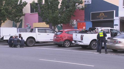 Камеры видеонаблюдения запечатлели момент, когда мужчина был застрелен возле кафе в Мельбурне, в то время как другие люди разбегаются в поисках укрытия.