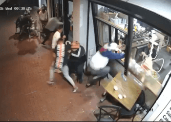 Камеры видеонаблюдения запечатлели момент, когда мужчина был застрелен возле кафе в Мельбурне, в то время как другие люди разбегаются в поисках укрытия.