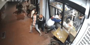 Камеры видеонаблюдения запечатлели момент, когда мужчина был застрелен возле кафе в Мельбурне, в то время как другие люди разбегаются в поисках укрытия.