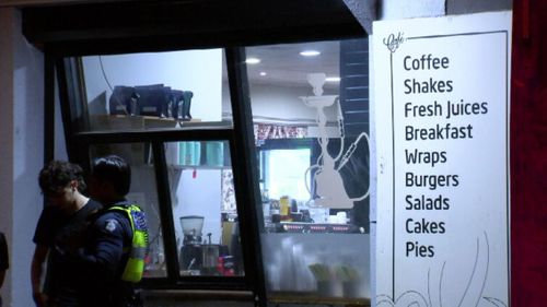 Камеры видеонаблюдения запечатлели момент, когда мужчина был застрелен возле кафе в Мельбурне, в то время как другие люди разбегаются в поисках укрытия.