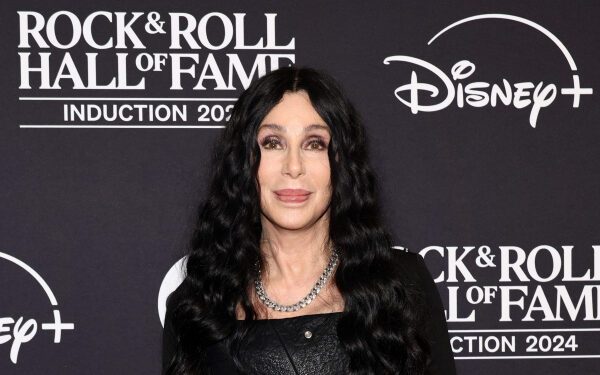 Сыну Шер предъявлены обвинения в нанесении легких телесных повреждений и незаконном проникновении на территорию частной школы в Нью-Гэмпшире. Сыну Шер предъявлены обвинения в нанесении легких телесных повреждений и незаконном проникновении на территорию частной школы в Нью-Гэмпшире.