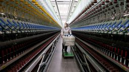 Китай установил самый низкий за десятилетия целевой показатель экономического роста в преддверии саммита с Трампом.