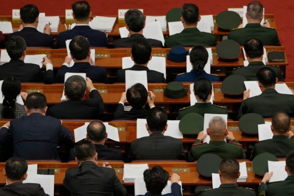 Китай установил самый низкий за десятилетия целевой показатель экономического роста в преддверии саммита с Трампом.