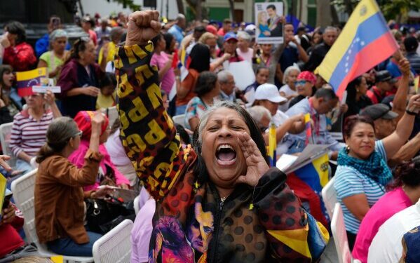 Президент Кубы заявил, что Рауль Кастро участвует в переговорах с США, которые находятся на ранней стадии. Президент Кубы заявил, что Рауль Кастро участвует в переговорах с США, которые находятся на ранней стадии.