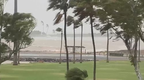 Циклон Нарелле усиливается по мере приближения к побережью Западной Австралии, превращаясь в шторм 4-й категории. Циклон Нарелле усиливается по мере приближения к побережью Западной Австралии, превращаясь в шторм 4-й категории.