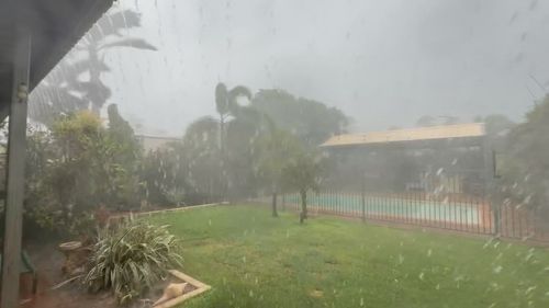 Циклон Нарелле усиливается по мере приближения к побережью Западной Австралии, превращаясь в шторм 4-й категории.