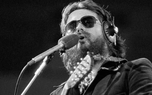 Дэш Крофтс, участник дуэта Seals & Crofts, исполнявшего софт-рок и известного по хиту «Summer Breeze», скончался в возрасте 85 лет.