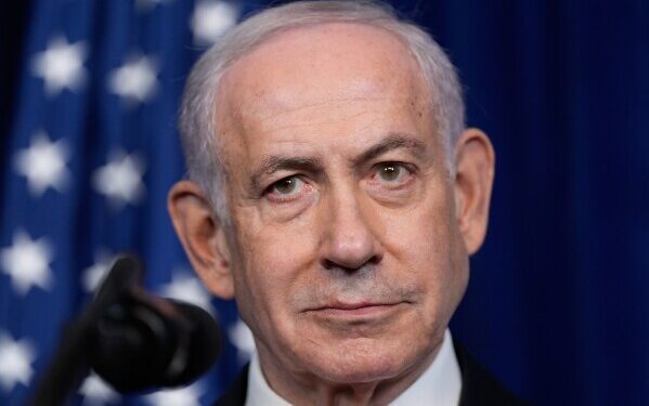 Управление по борьбе с наркотиками (DEA) назвало президента Колумбии «приоритетной целью», в то время как американские прокуроры расследуют связи с наркоторговцами.