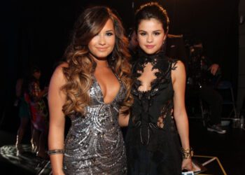 Деми Ловато рассказывает о «непростых» сравнениях с Селеной Гомес и Майли Сайрус во времена Disney Channel: «Неуверенность в себе — это естественно».