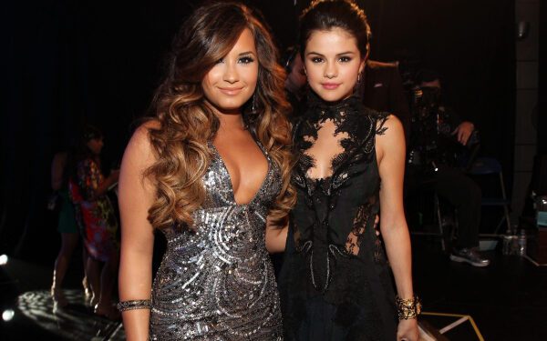 Деми Ловато рассказывает о «непростых» сравнениях с Селеной Гомес и Майли Сайрус во времена Disney Channel: «Неуверенность в себе — это естественно». Деми Ловато рассказывает о «непростых» сравнениях с Селеной Гомес и Майли Сайрус во времена Disney Channel: «Неуверенность в себе — это естественно».