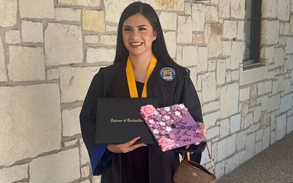 Министерство внутренней безопасности США заявляет, что депортированная студентка колледжа Бабсон пропустила свой рейс. Ее адвокаты утверждают, что агенты хотели ее задержать. Министерство внутренней безопасности США заявляет, что депортированная студентка колледжа Бабсон пропустила свой рейс. Ее адвокаты утверждают, что агенты хотели ее задержать.