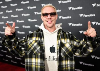 Дипло попросил фанатов BTS (ARMY) «быть к нему добрее» после того, как спродюсировал 5 песен для нового альбома группы «ARIRANG».