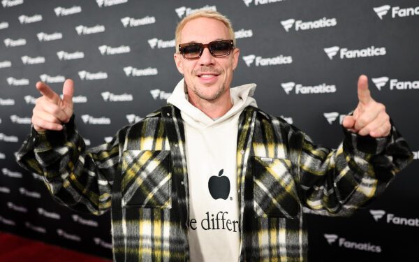 Дипло попросил фанатов BTS (ARMY) «быть к нему добрее» после того, как спродюсировал 5 песен для нового альбома группы «ARIRANG». Дипло попросил фанатов BTS (ARMY) «быть к нему добрее» после того, как спродюсировал 5 песен для нового альбома группы «ARIRANG».