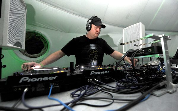 Подтверждена смерть DJ Dan, легендарного продюсера хаус-музыки с Западного побережья. Подтверждена смерть DJ Dan, легендарного продюсера хаус-музыки с Западного побережья.