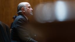 Появление фотографии острова Эпштейна привело к новым призывам к даче показаний Лутником.