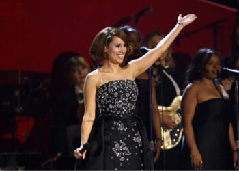 Поклонники выбрали песню RAYE «Nightingale Lane» в качестве своей любимой новой композиции этой недели.