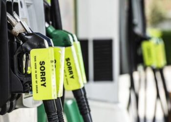 Фермер призывает автомобилистов прекратить ездить на работу на автомобилях, чтобы смягчить топливный кризис. Фермер призывает автомобилистов прекратить ездить на работу на автомобилях, чтобы смягчить топливный кризис.