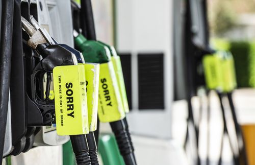 Фермер призывает автомобилистов прекратить ездить на работу на автомобилях, чтобы смягчить топливный кризис. Фермер призывает автомобилистов прекратить ездить на работу на автомобилях, чтобы смягчить топливный кризис.