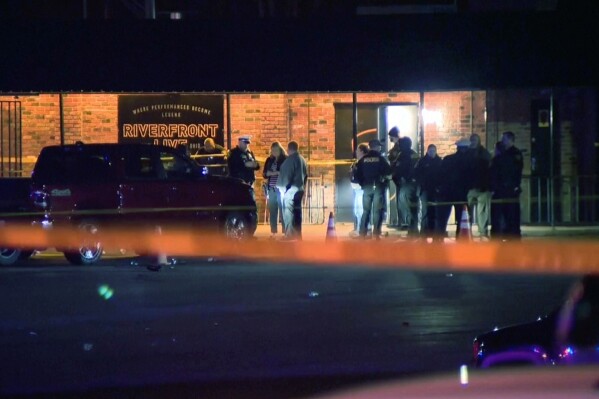 Отец, подаривший пистолет подозреваемому в стрельбе в школе в Джорджии на Рождество, признан виновным в убийстве второй степени.