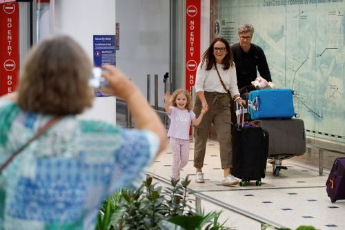 Первый самолет с австралийцами, спасенными из зоны конфликта на Ближнем Востоке, приземлился в Сиднее.