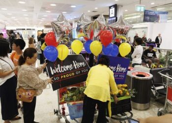 Первый самолет с австралийцами, спасенными из зоны конфликта на Ближнем Востоке, приземлился в Сиднее.