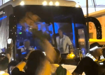 Пять иранских футболистов сбежали от своих агентов в Квинсленде, заявил Трамп, что Австралия должна предоставить им убежище.