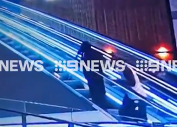 На видео запечатлен леденящий душу момент, когда женщину без разбора ударили ножом на эскалаторе в торговом центре.