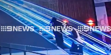 На видео запечатлен леденящий душу момент, когда женщину без разбора ударили ножом на эскалаторе в торговом центре.