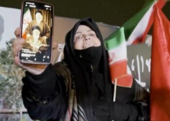 Телеканал Fox News принес извинения за показ старого видео, на котором Дональд Трамп запечатлен без головного убора на торжественной церемонии передачи власти.