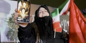 Телеканал Fox News принес извинения за показ старого видео, на котором Дональд Трамп запечатлен без головного убора на торжественной церемонии передачи власти.