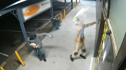 Неуклюжие поджигатели чуть не подожгли себя во время поджога.