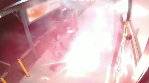 Неуклюжие поджигатели чуть не подожгли себя во время поджога.