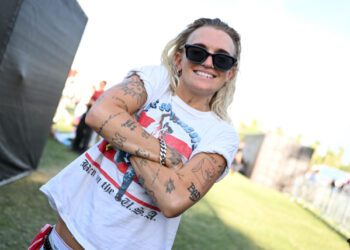 G Flip и Ванесса Амороси исполнили песню «Absolutely Everybody» на концерте в Melbourne Arena.