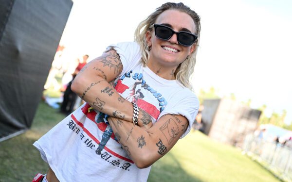 G Flip и Ванесса Амороси исполнили песню «Absolutely Everybody» на концерте в Melbourne Arena. G Flip и Ванесса Амороси исполнили песню «Absolutely Everybody» на концерте в Melbourne Arena.