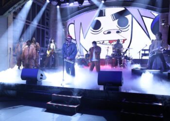 Группа Gorillaz возродила образ Клинта Иствуда и исполнила новый трек «The Moon Cave» во время дебюта на «SNL»: смотрите видео.