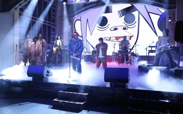 Группа Gorillaz возродила образ Клинта Иствуда и исполнила новый трек «The Moon Cave» во время дебюта на «SNL»: смотрите видео.
