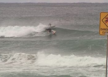 В связи с наступлением волн высотой до 11 метров на побережье Нового Южного Уэльса объявлено предупреждение об опасных волнах.