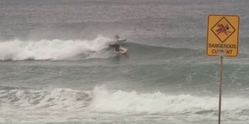 В связи с наступлением волн высотой до 11 метров на побережье Нового Южного Уэльса объявлено предупреждение об опасных волнах.