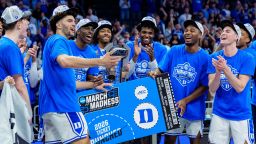 Его подстрелили всего через несколько месяцев после начала первого курса. Теперь Джереми Фирс-младший — новый разыгрывающий Тома Иззо в команде «Спартанс».