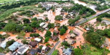 Сотни людей спасены, объявлена эвакуация в связи с катастрофическим внезапным наводнением на острове Оаху.