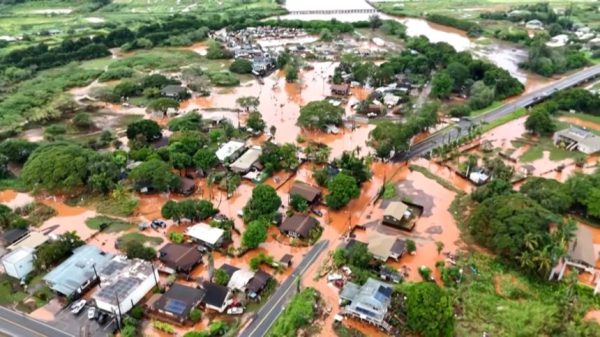 Сотни людей спасены, объявлена эвакуация в связи с катастрофическим внезапным наводнением на острове Оаху.