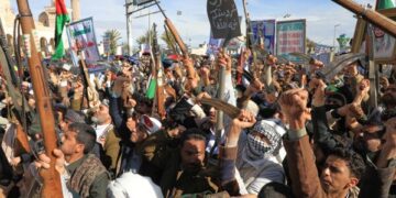 Поддерживаемые Ираном хуситы вступают в начавшуюся месяц войну и могут еще больше угрожать мировому судоходству.