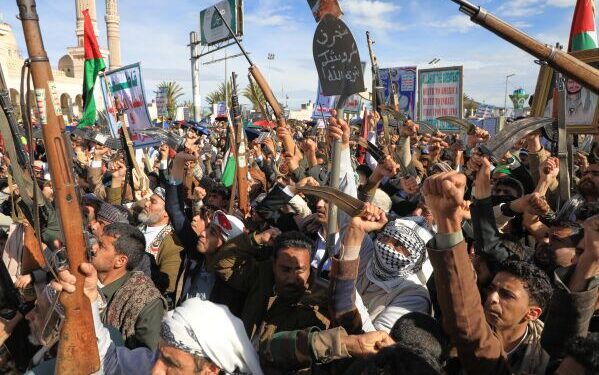 Поддерживаемые Ираном хуситы вступают в начавшуюся месяц войну и могут еще больше угрожать мировому судоходству.